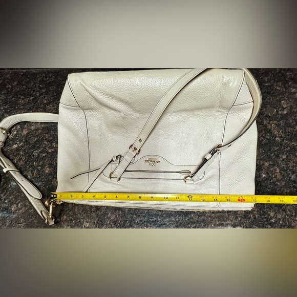 Coach C5690 Kleo Carryall Handbag
Chalk Pebbled Leather Crossbody Strap - Picture 13 of 16
